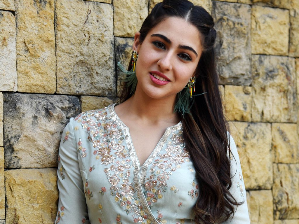 Sara Ali Khan shares a throwback pic with her mom